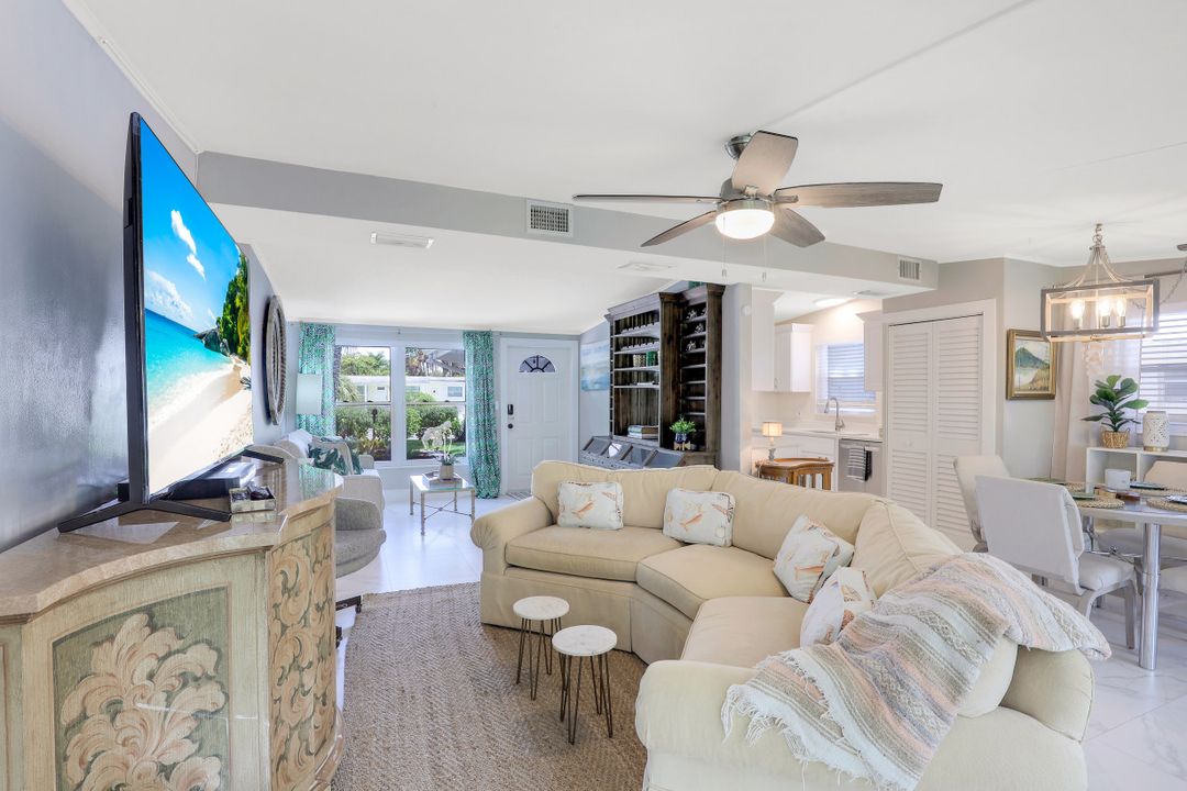 2070 Holiday Ln, Naples, FL 34104