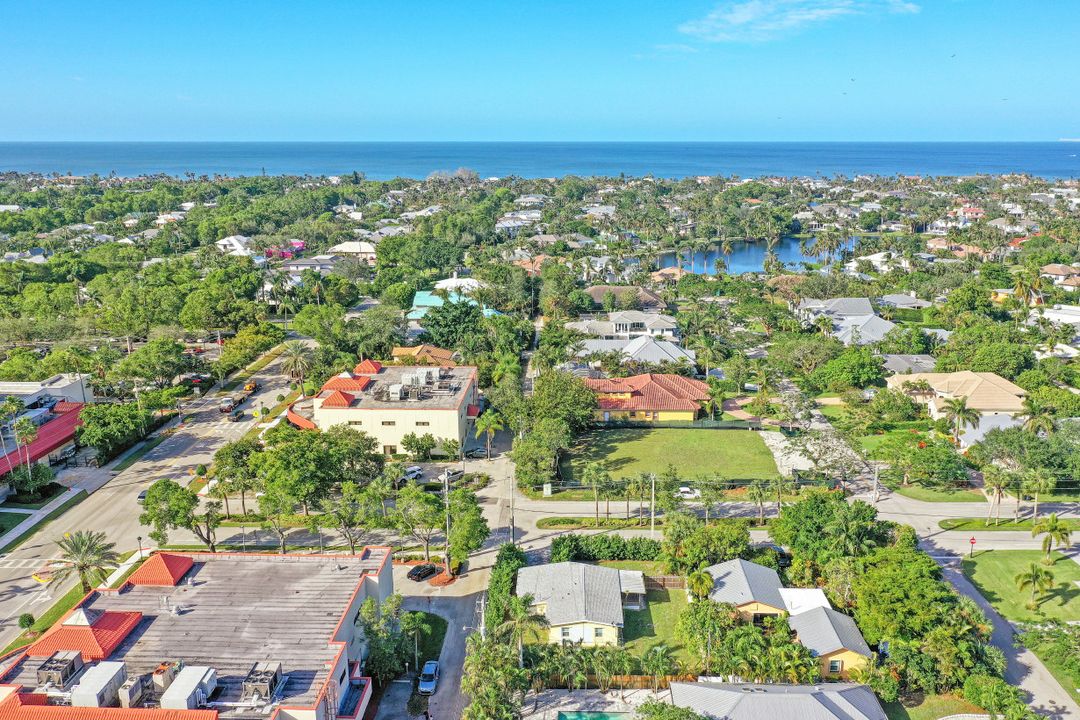 476 7th St N, Naples, FL 34102