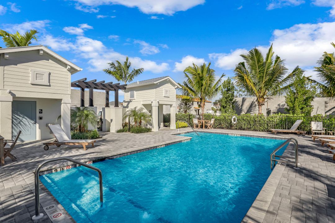 12944 Pembroke Dr, Naples, FL 34105