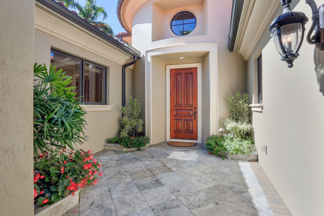 2911 Tiburon Blvd E, Naples, FL 34109