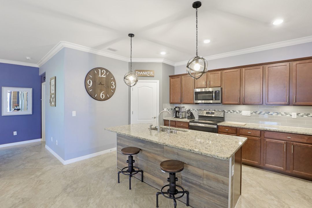 9231 Shadow Oak Ln, Naples, FL 34120