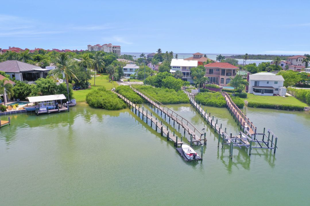 39 W Pelican St, Naples, FL 34113