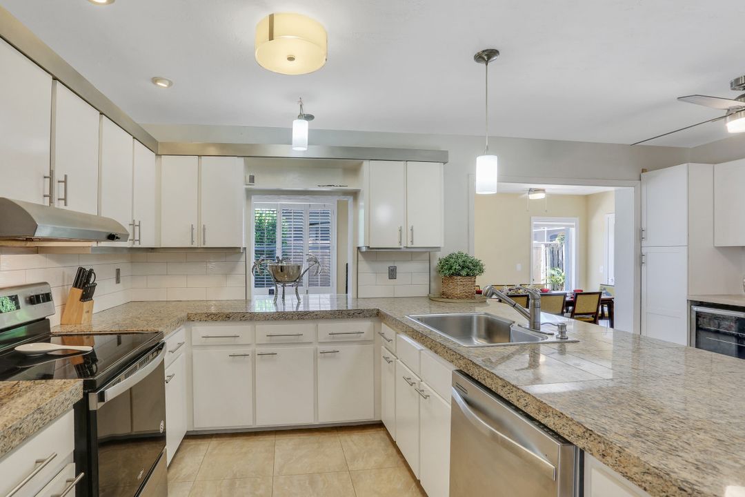 698 99th Ave N, Naples, FL 34108