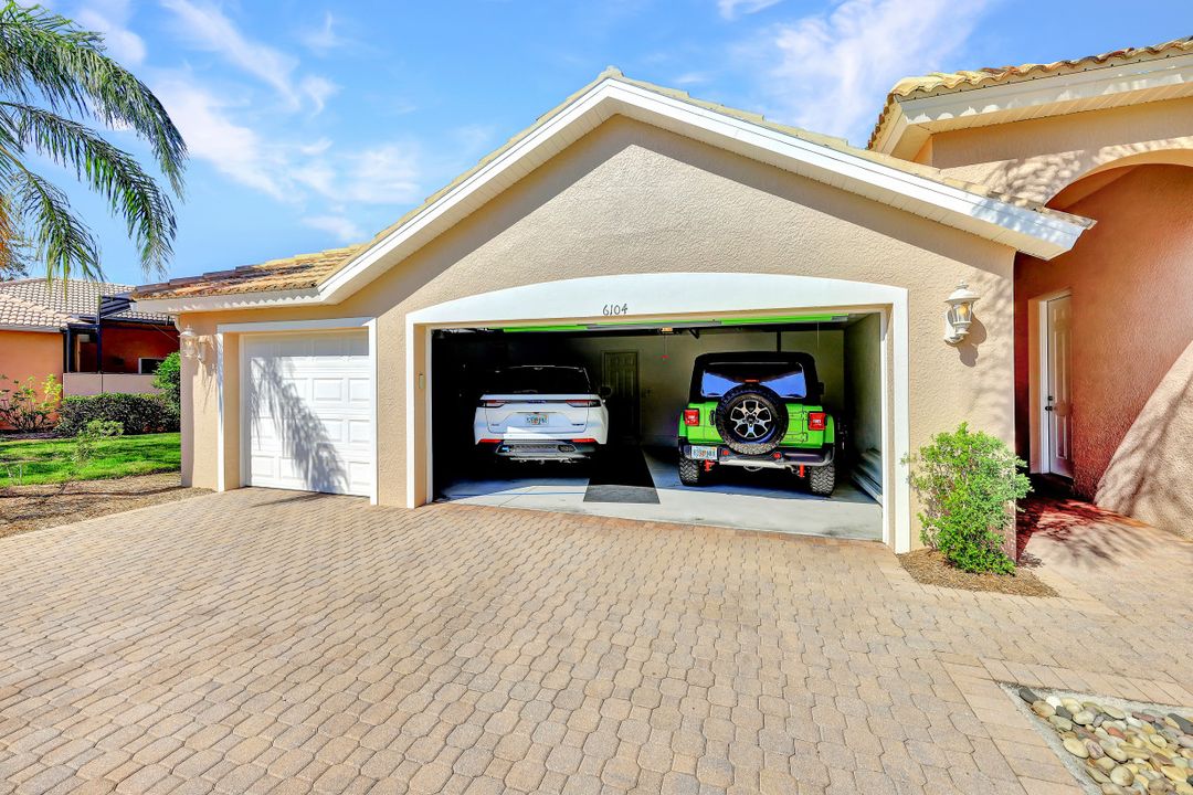 6104 Highwood Park Ln, Naples, FL 34110