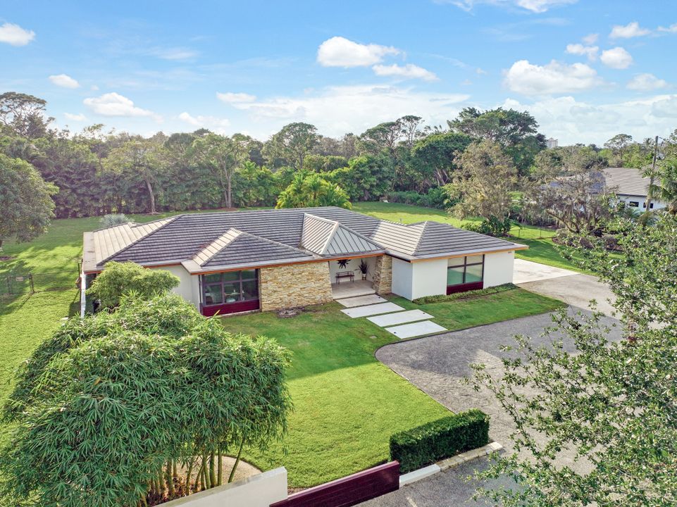 615 Carica Rd, Naples, FL 34108