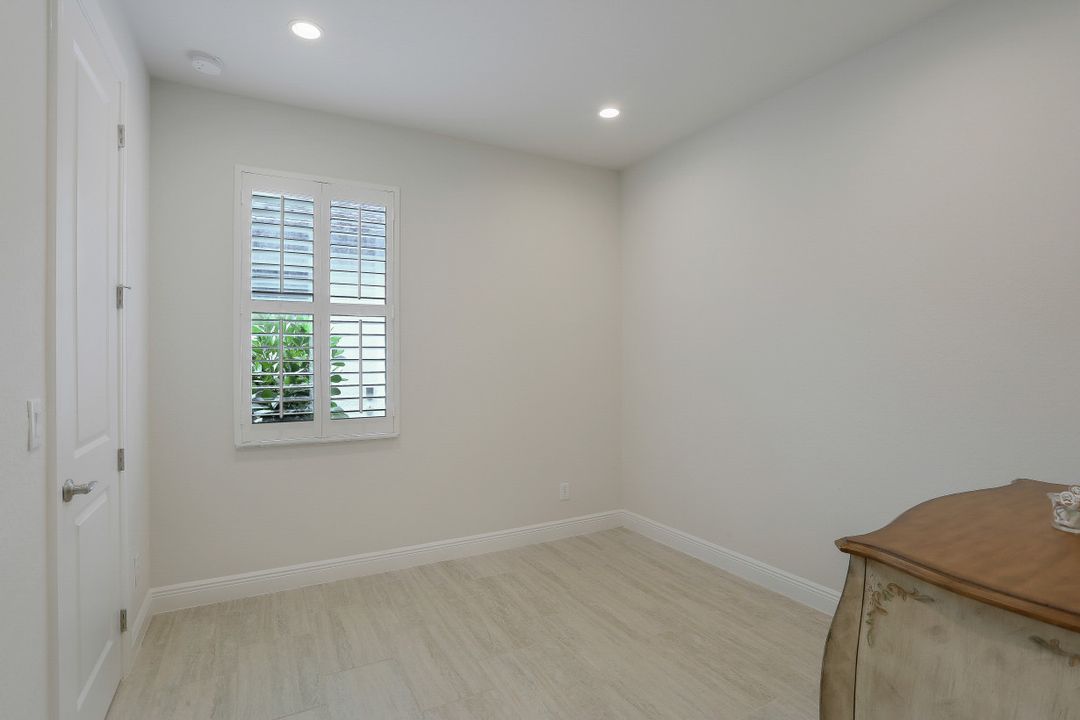 10030 Florence Cir, Naples, FL 34119