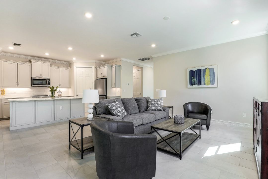 315 Tamarindo Ln, Naples, FL 34114