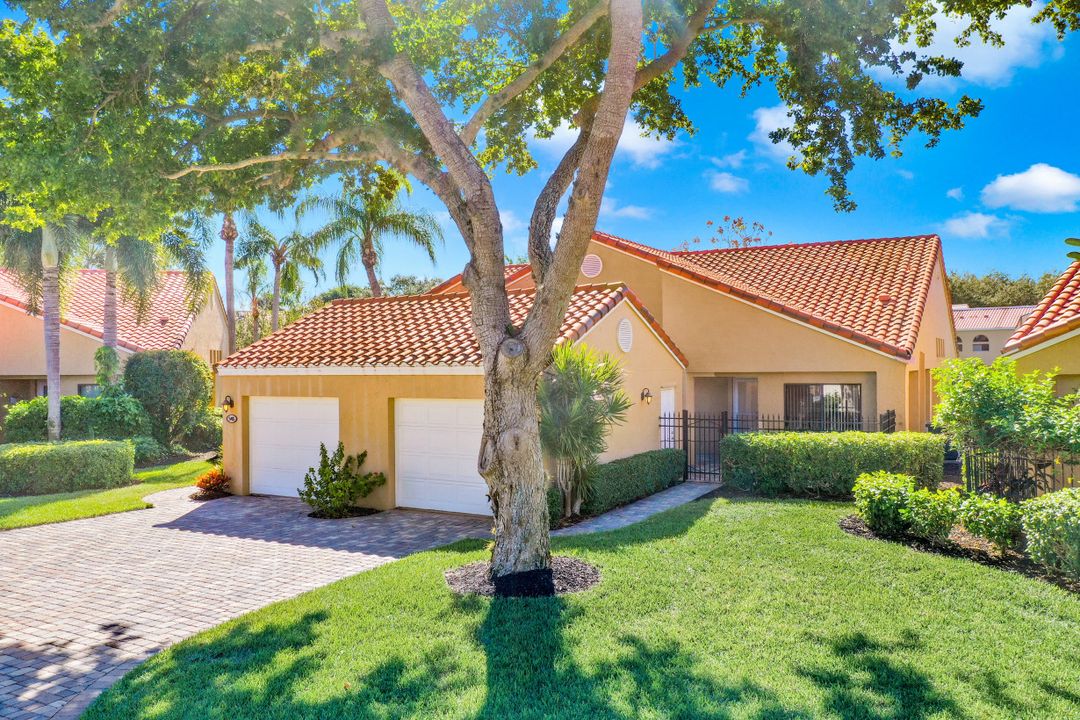 547 Beachwalk Cir, Naples, FL 34108