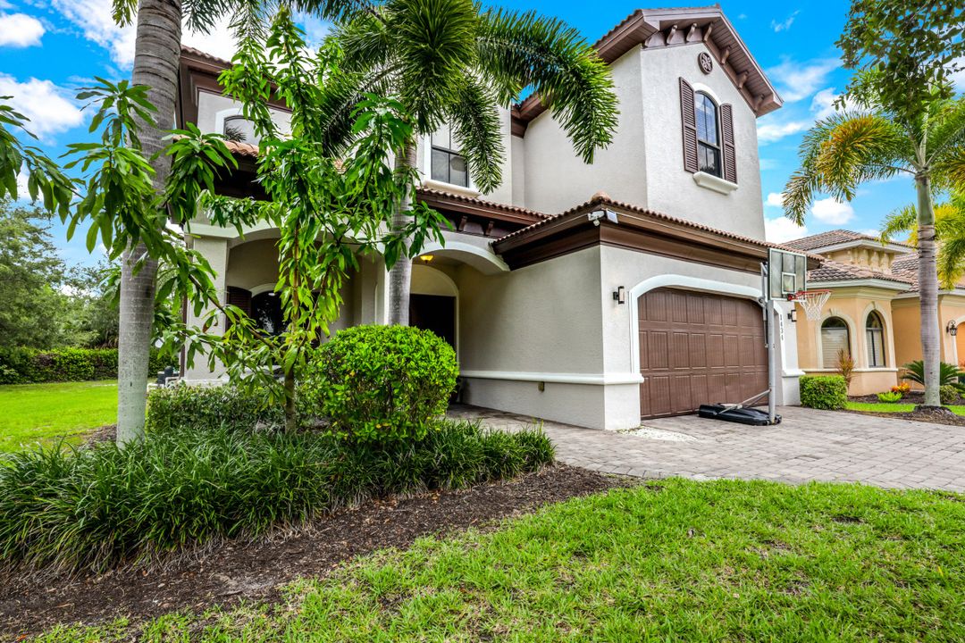 1434 Serrano Cir, Naples, FL 34105