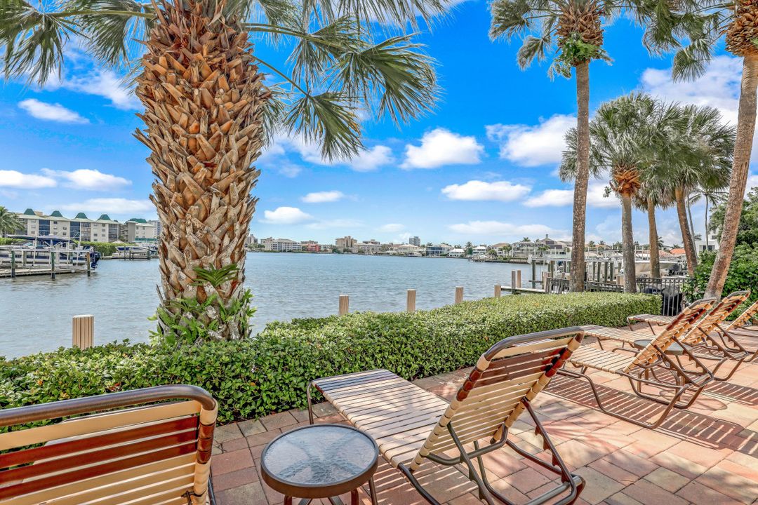 9103 Vanderbilt Dr #307, Naples, FL 34108