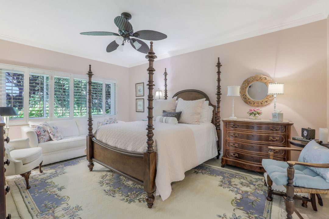 581 Gulf Park Dr, Naples, FL 34108