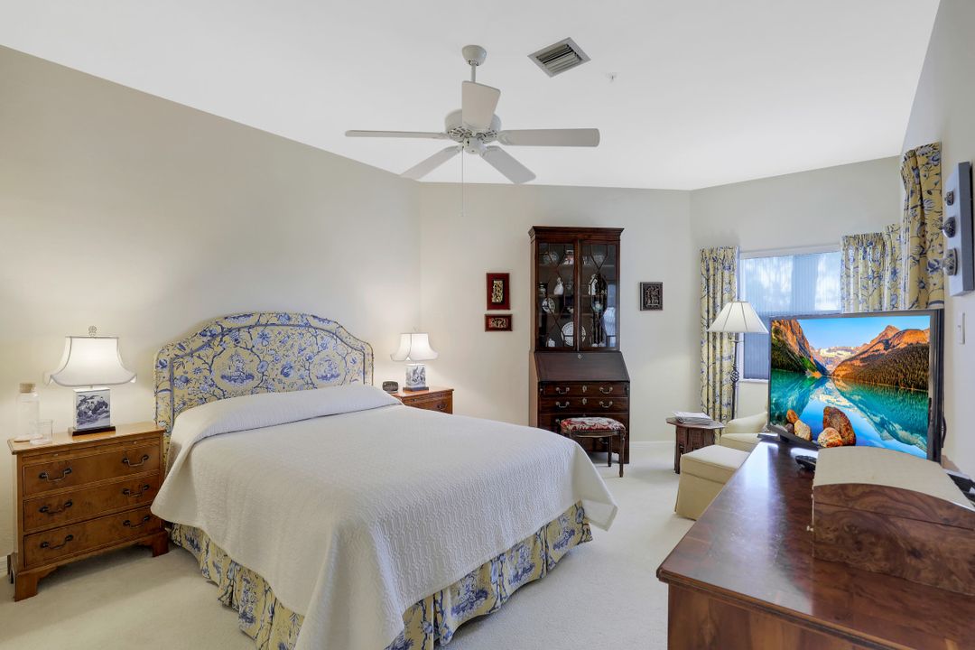 220 Vintage Cir #205, Naples, FL 34119