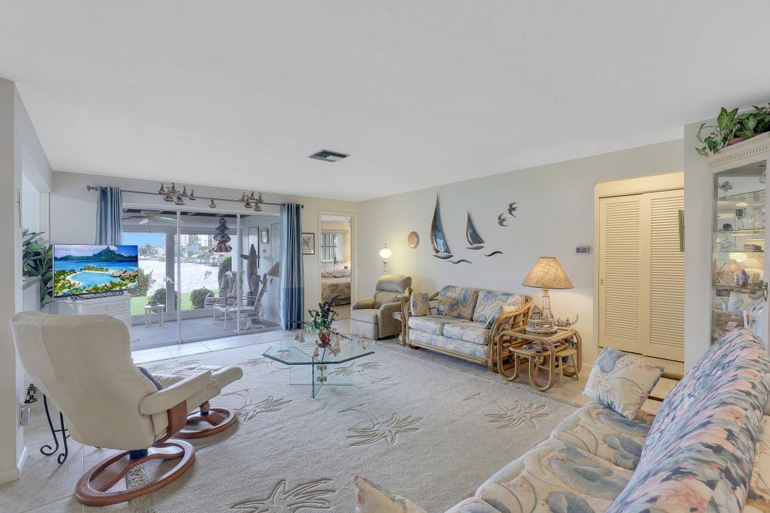 1923 SE 45th St, Cape Coral, FL 33904