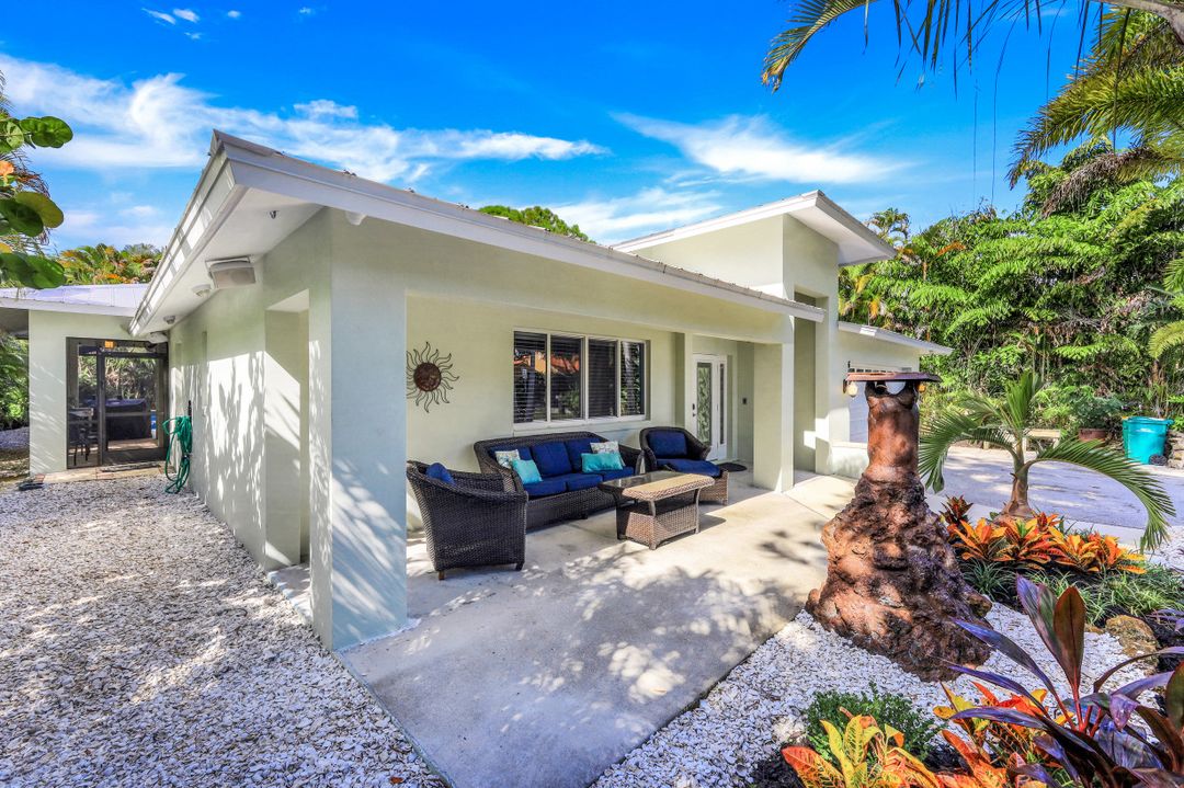 657 91st Ave N, Naples, FL 34108