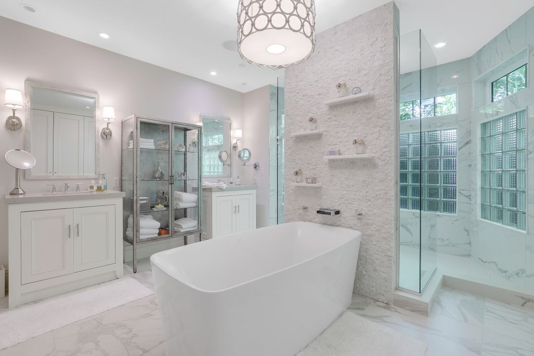 154 4th Ave N, Naples, FL 34102