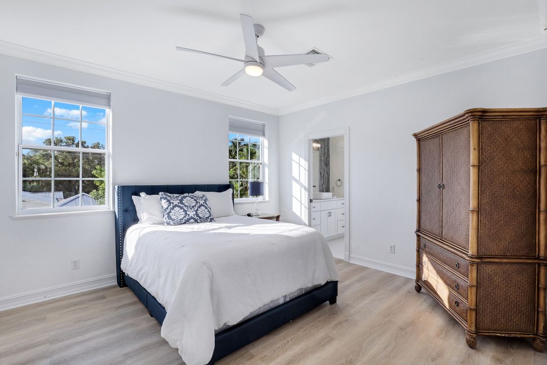 160 3rd St N, Naples, FL 34102