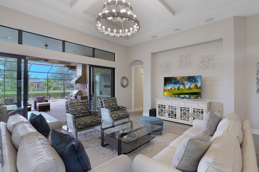 7446 Lantana Cir, Naples, FL 34119