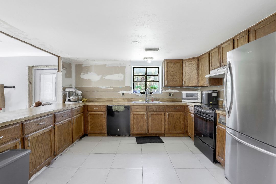 781 11th St SW, Naples, FL 34117