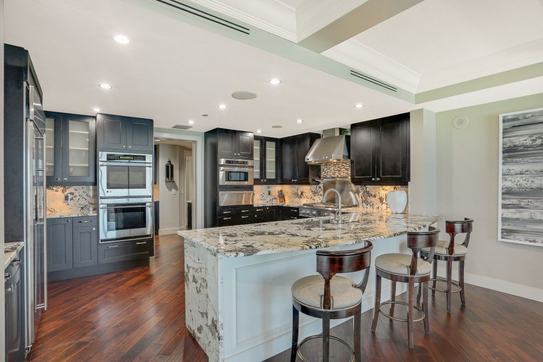 11125 Gulf Shore Dr #606, Naples, FL 34108