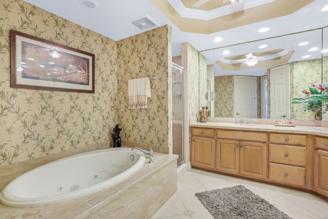 295 Grande Way #905, Naples, FL 34110