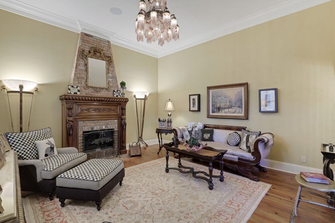 353 Chancery Cir, Naples, FL 34110
