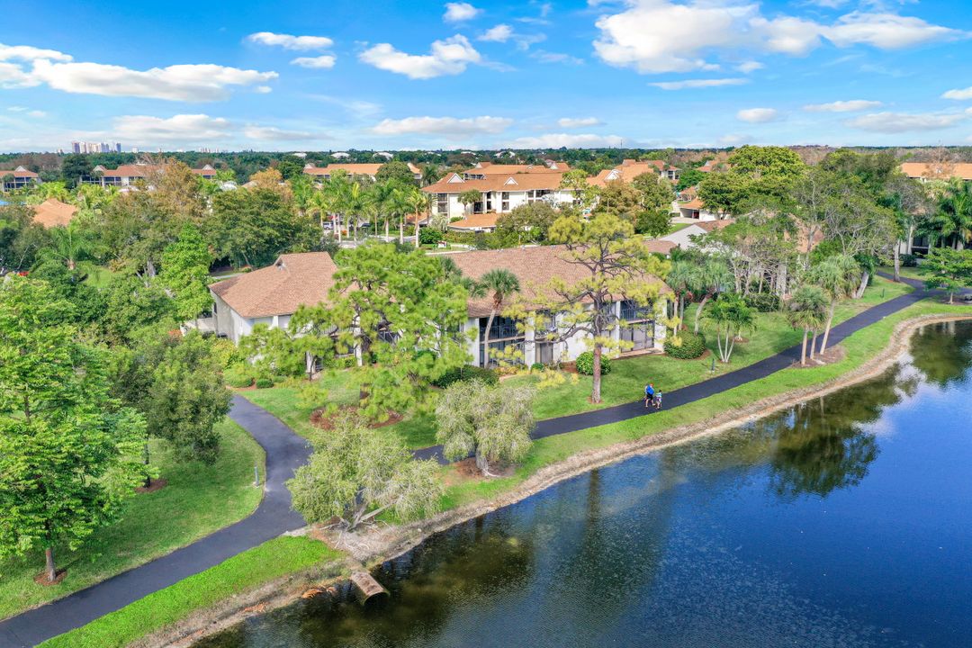 560 Retreat Dr #201, Naples, FL 34110