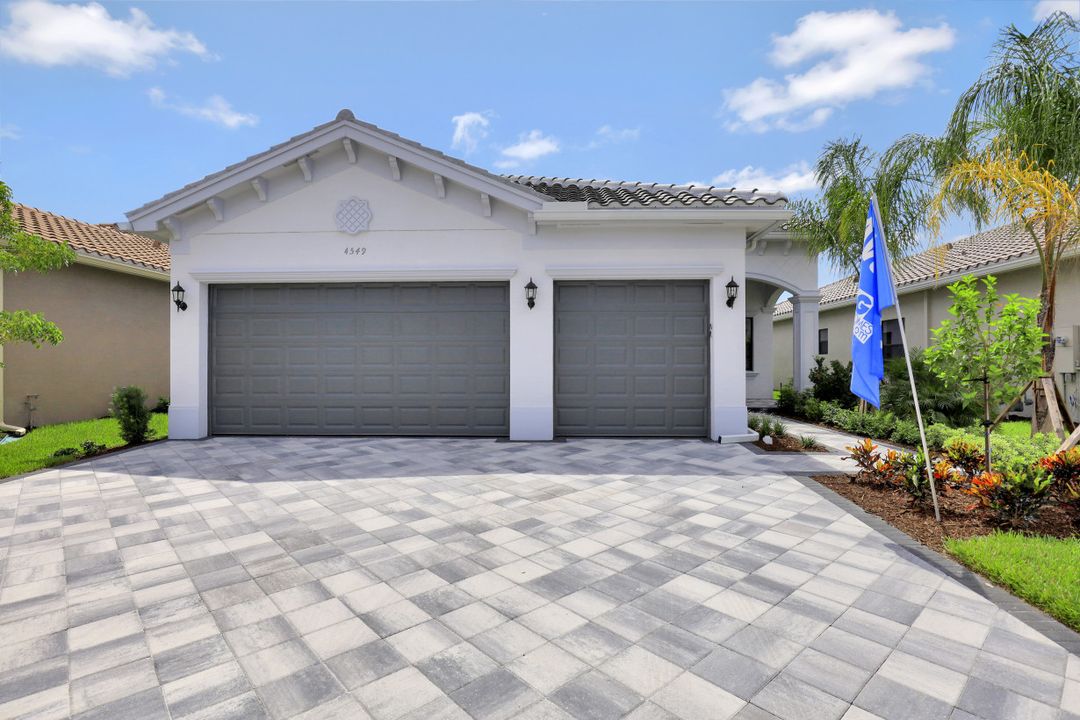 4549 Kensington Cir, Naples, FL 34119