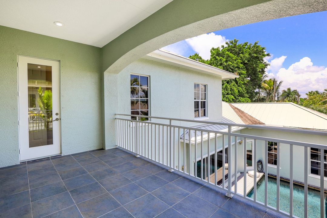 9242 Vanderbilt Dr, Naples, FL 34108