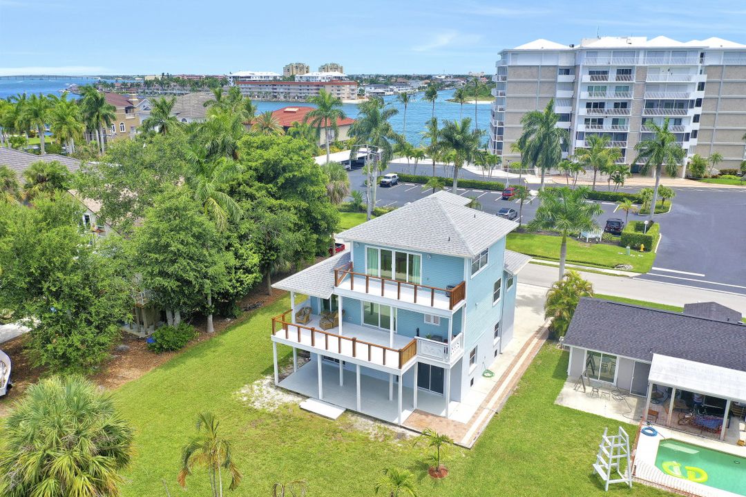 39 W Pelican St, Naples, FL 34113