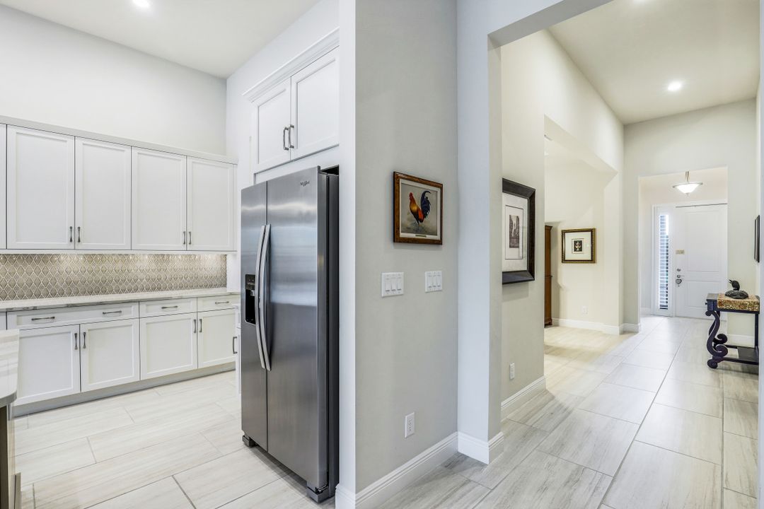 9003 Redonda Dr, Naples, FL 34114