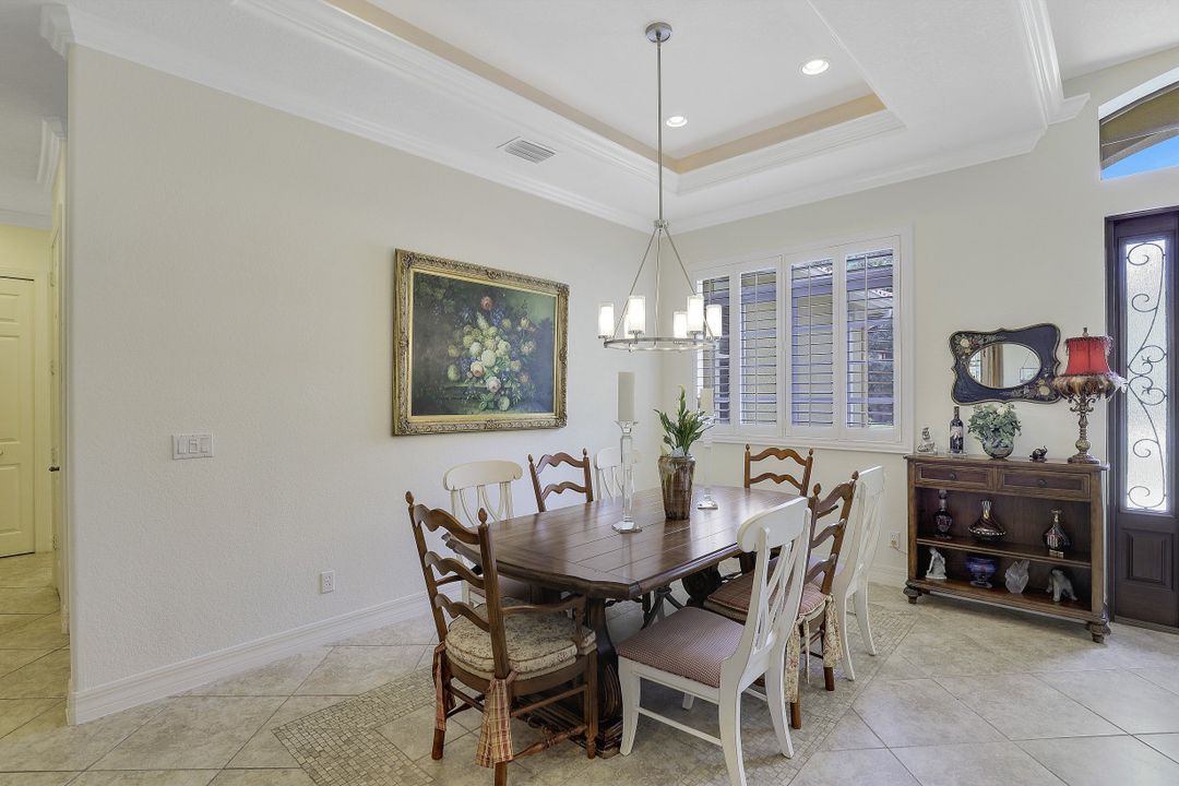 467 Saddlebrook Ln, Naples, FL 34110