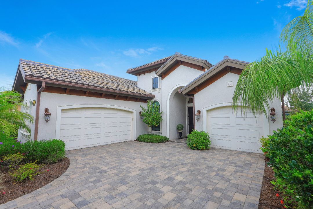 7450 Lantana Cir, Naples, FL 34119