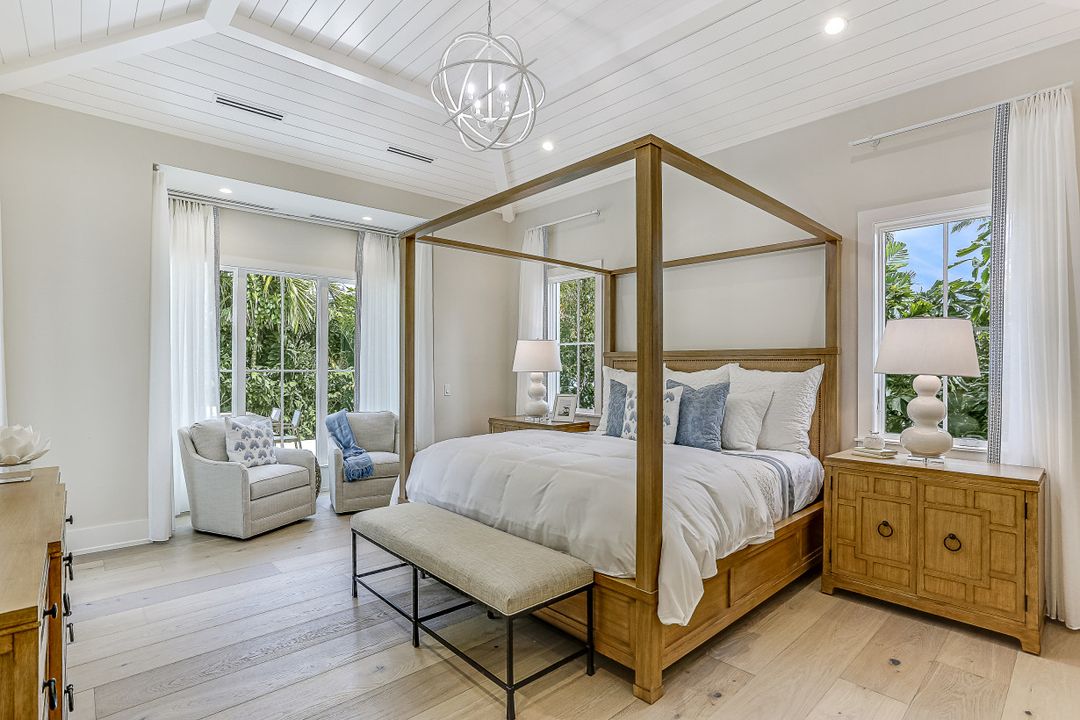 1040 2nd St S, Naples, FL 34102