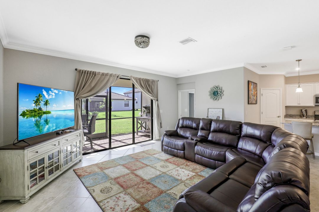 9460 Foxglove Ln, Naples, FL 34120