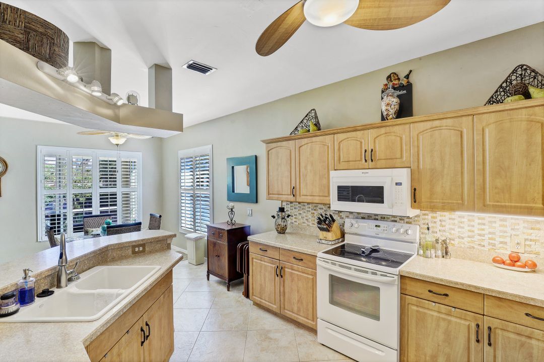 200 Stanhope Cir, Naples, FL 34104