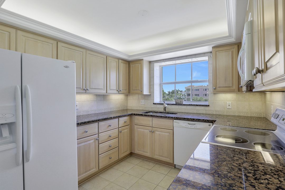 1900 Gulf Shore Blvd N #201, Naples, FL 34102