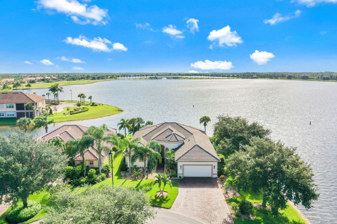 8826 Spinner Cove Ln, Naples, FL 34120