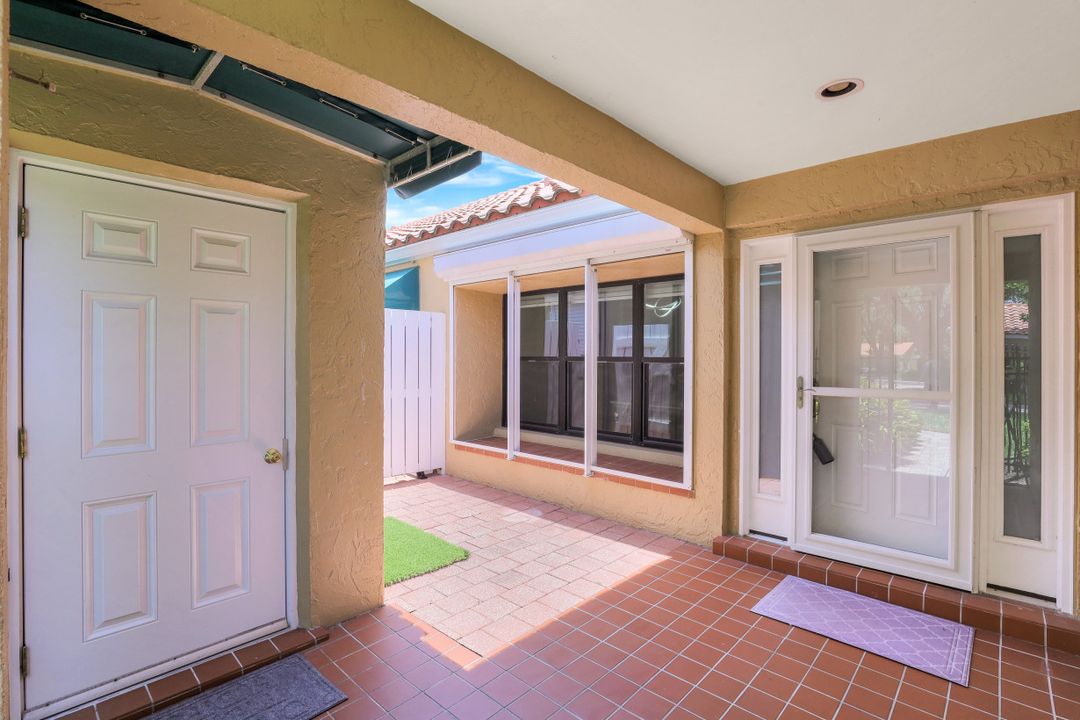 736 Reef Point Cir, Naples, FL 34108