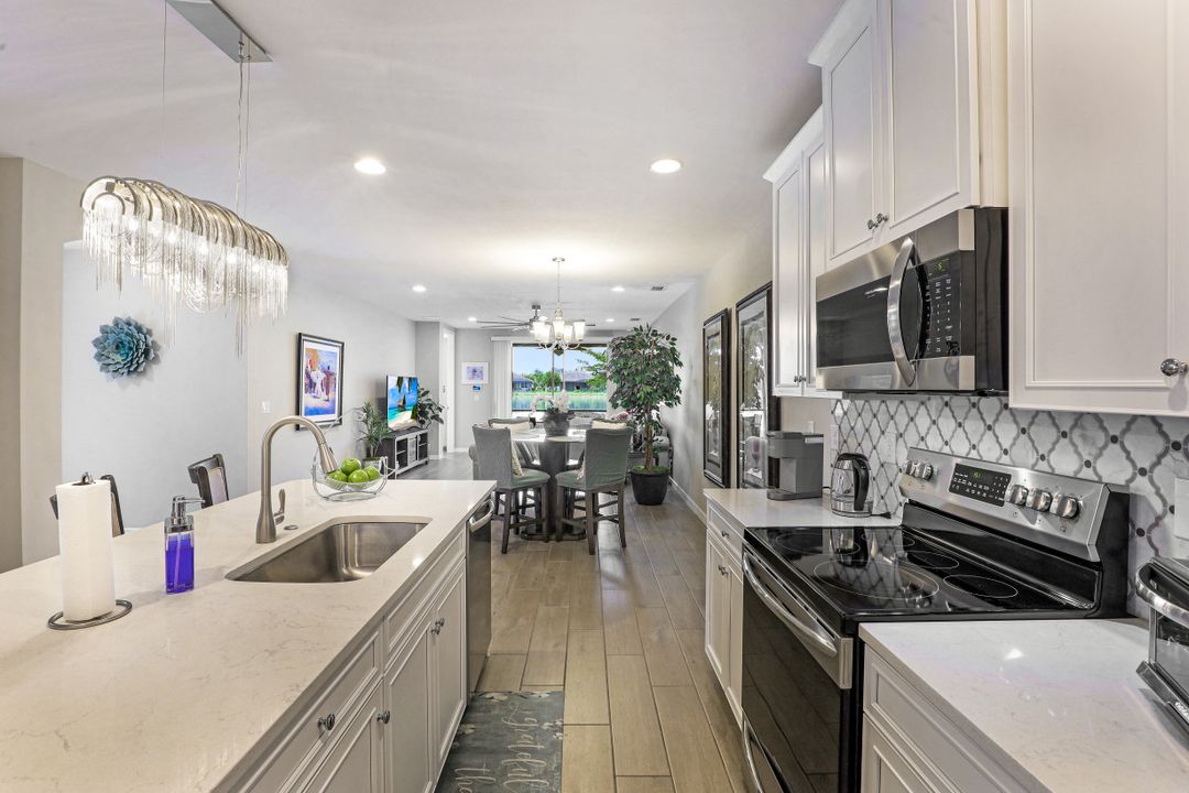 14708 Edgewater Cir, Naples, FL 34114