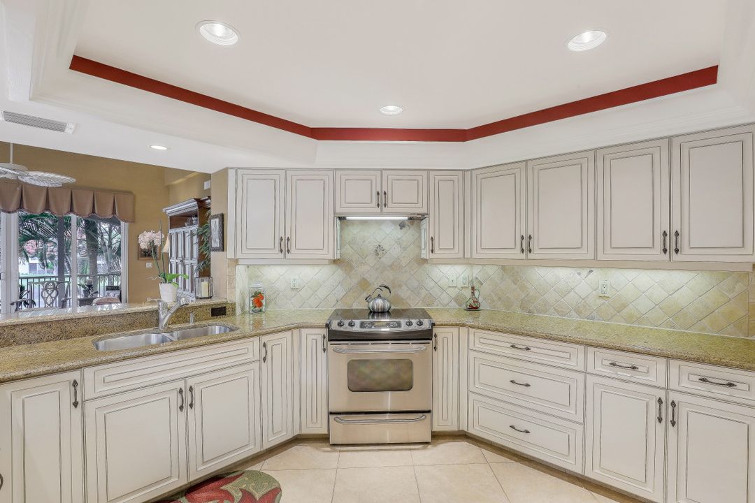 8453 Abbington Cir #821, Naples, FL 34108