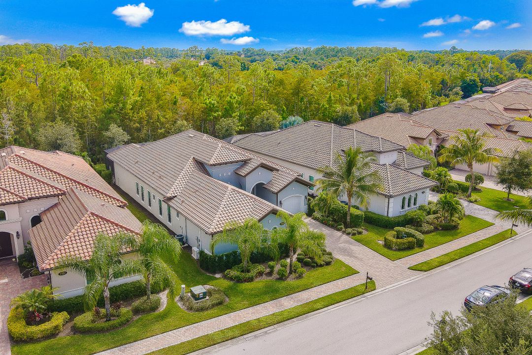 7497 Lantana Cir, Naples, FL 34119