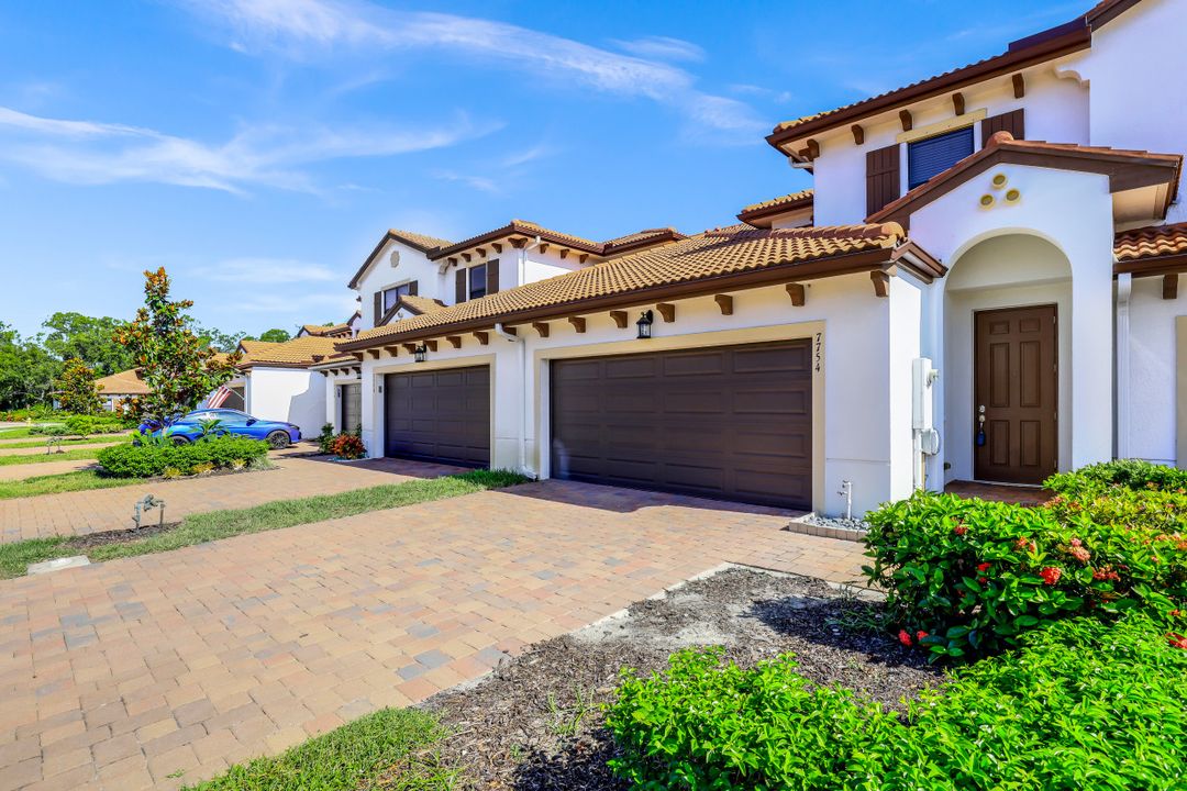 7754 Bristol Cir, Naples, FL 34120