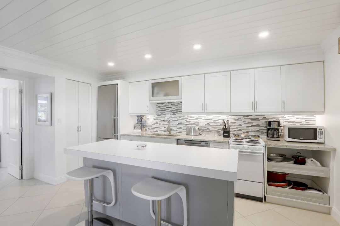 960 7th St S #101, Naples, FL 34102