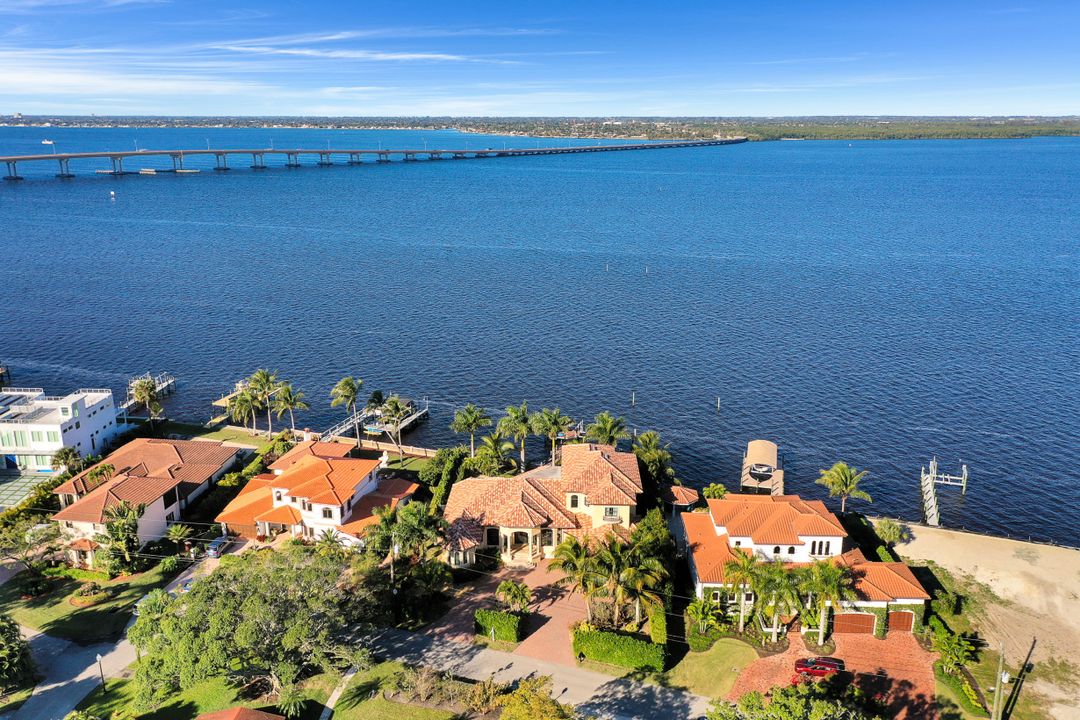 3944 W Riverside Dr, Fort Myers, FL 33901
