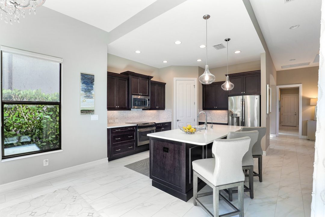 7247 Lantana Cir, Naples, FL 34119