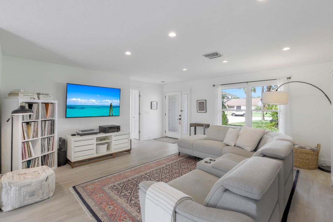 1010 Nottingham Dr, Naples, FL 34109