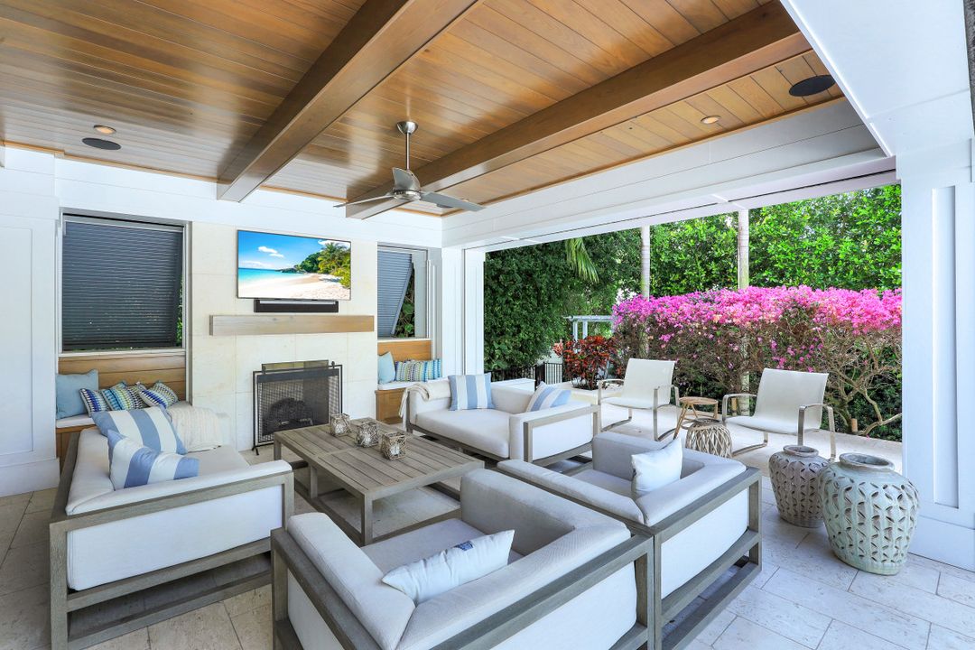 154 4th Ave N, Naples, FL 34102