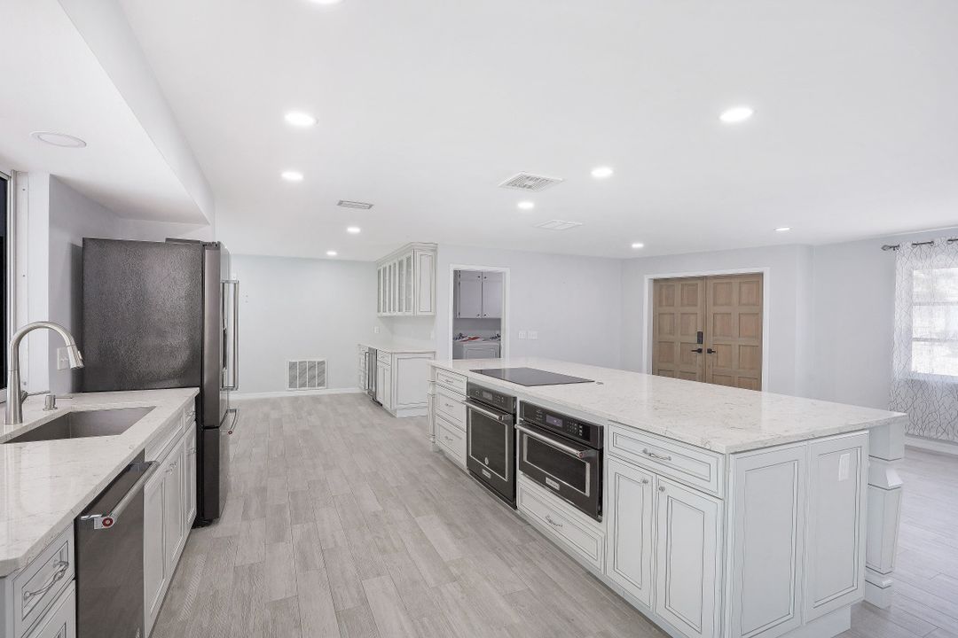 288 Grapewood Ct, Marco Island, FL 34145