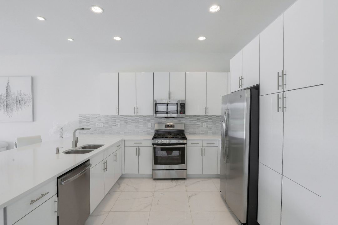 4488 Aurora St, Naples, FL 34119