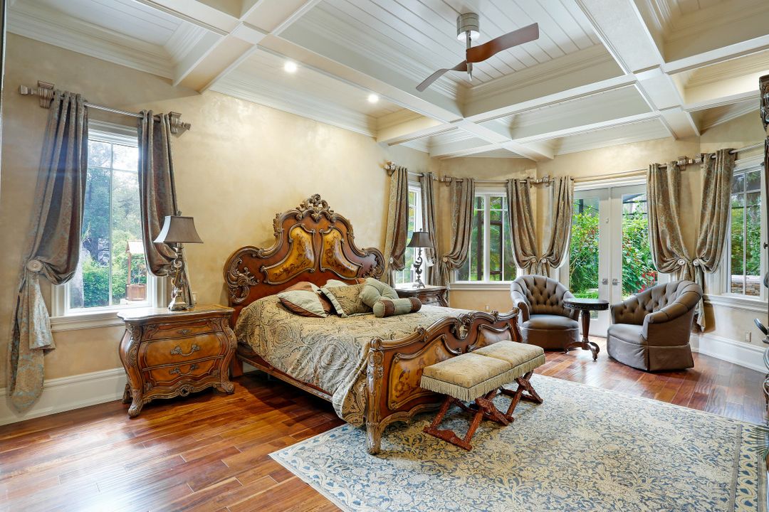 5610 Bur Oaks Ln, Naples, FL 34119